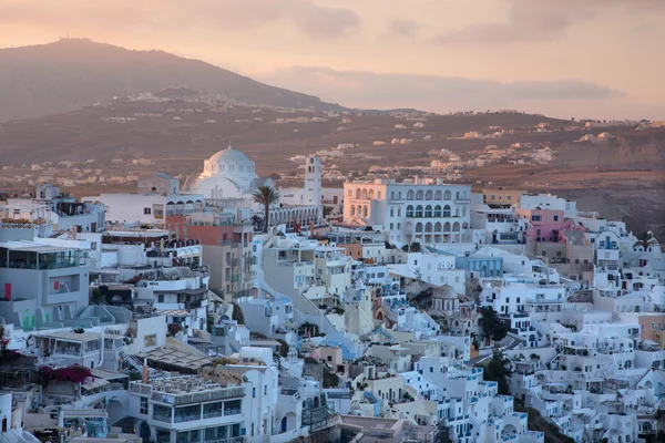 SANTORINI, GRECIA - 5 DE OCTUBRE DE 2015: La Fira al atardecer de la mañana desde Firostefani —  Fotos de Stock