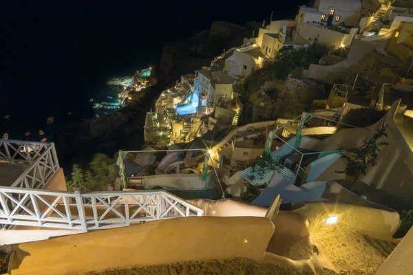 Santorini - Utseendet från stad ner till hamn Amoudi i Oia. — Stockfoto