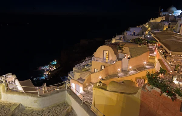 Santorini - La mirada desde la ciudad hasta el puerto de Amoudi en Oia. —  Fotos de Stock