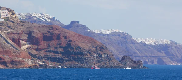 Santorini - Klify Calera z rejsów withe Imerovigli i Skaros w tle. — Zdjęcie stockowe