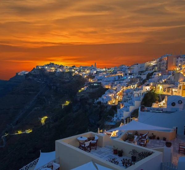 希腊圣托里尼-2015 年 10 月 6 日: 清晨或黄昏在 Fira 和费拉 — 图库照片