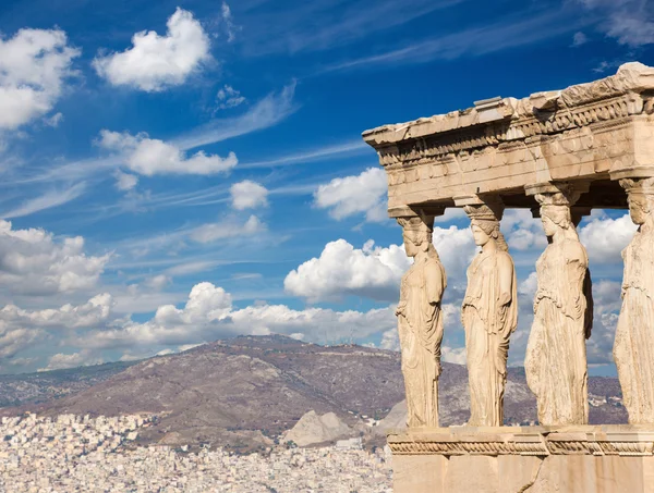 Atény - sochy strany Erechtheia na Akropolis a město v ranním světle. — Stock fotografie
