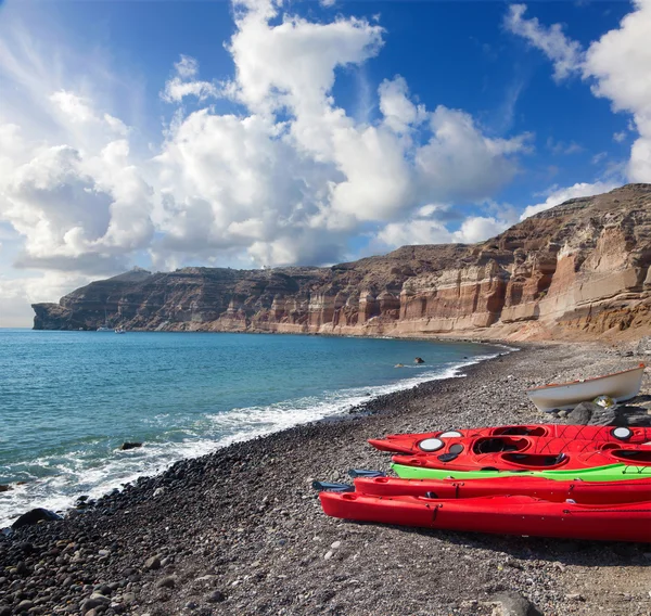 Santorini - Los kayaks en la playa Negro en la parte sur de la isla . — Foto de Stock