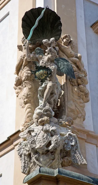 PRAGA, REPÚBLICA CHECA, 12 DE SEPTIEMBRE DE 2010: Estatua barroca de San Miguel en la fachada de la casa en Little quarter . — Foto de Stock