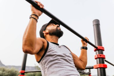 Direkte barfiks çeken adam.