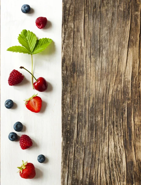 Деревянный фон с летними ягодами и копировальным пространством — стоковое фото