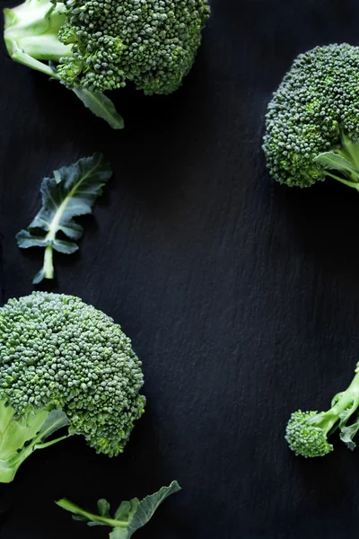 Siyah arka plan üzerine taze brokoli — Stok fotoğraf