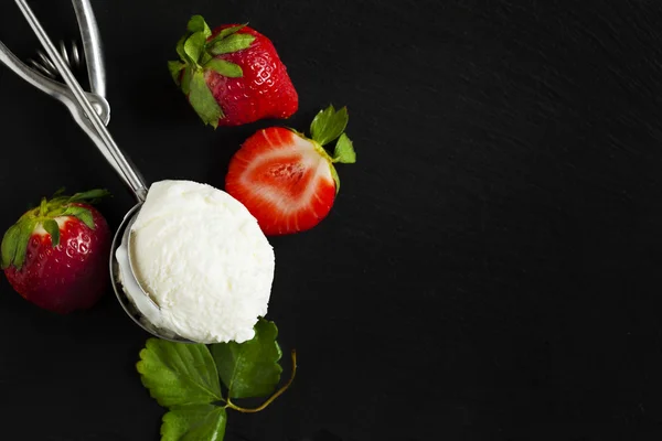 Vanilla ice cream scoop and  strawberry — Stock Photo, Image