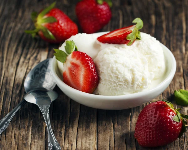 Vanilla ice cream and strawberries. — Stock Photo, Image