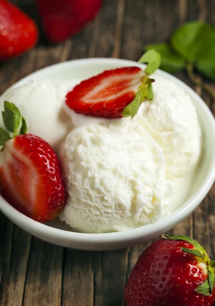 Vanilla ice cream and strawberries. — Stock Photo, Image