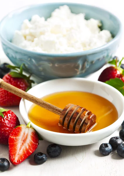 Med, čerstvé jahody a tvaroh pro zdravé stravování — Stock fotografie