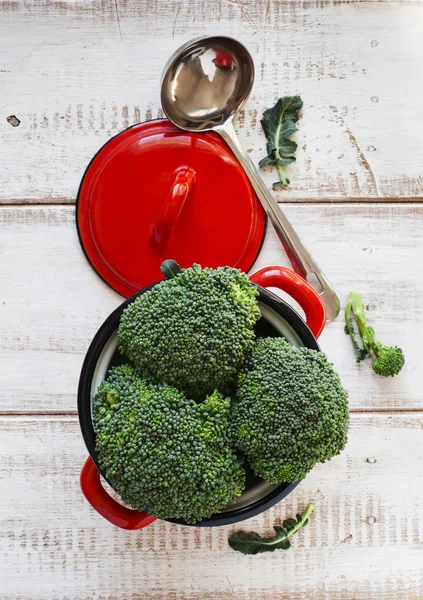 Verse broccoli in een pan. Bovenaanzicht — Stockfoto
