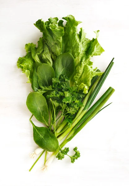 Verduras verdes sobre fondo de madera — Foto de Stock