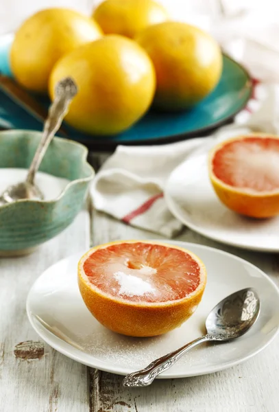 Свежий грейпфрут с сахаром — стоковое фото