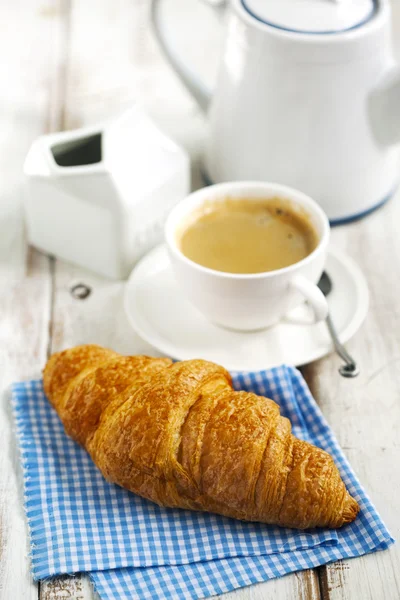 Färska croissanter och kopp kaffe — Stockfoto