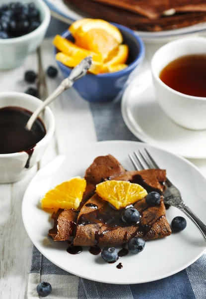 Crêpes au chocolat aux myrtilles et à l'orange — Photo