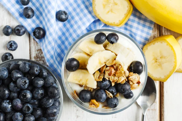 Yogur con granola casera, plátano y arándanos . —  Fotos de Stock