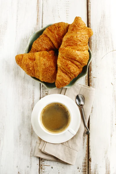 Färska croissanter och kopp kaffe — Stockfoto