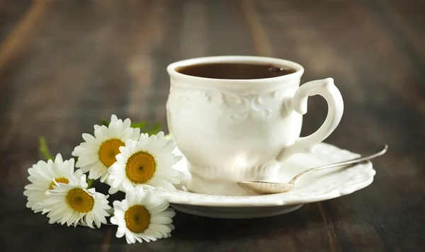 Tazza di tè e camomille — Foto Stock