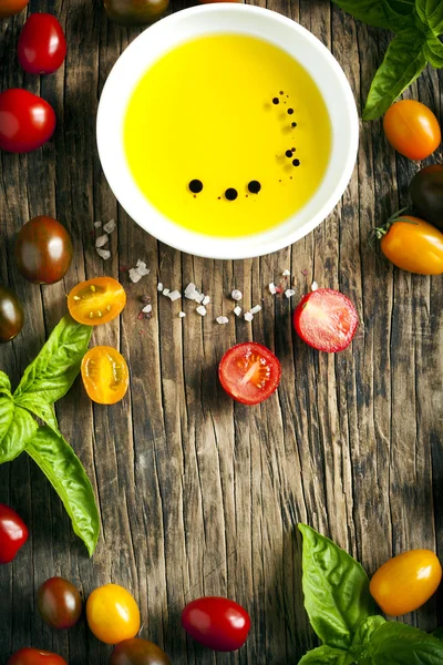 Fresh tomatoes, basil, olive oil and balsamic vinegar on wooden background — Stock Photo, Image