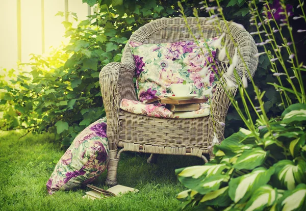 庭の椅子に本とお茶のカップ. — ストック写真