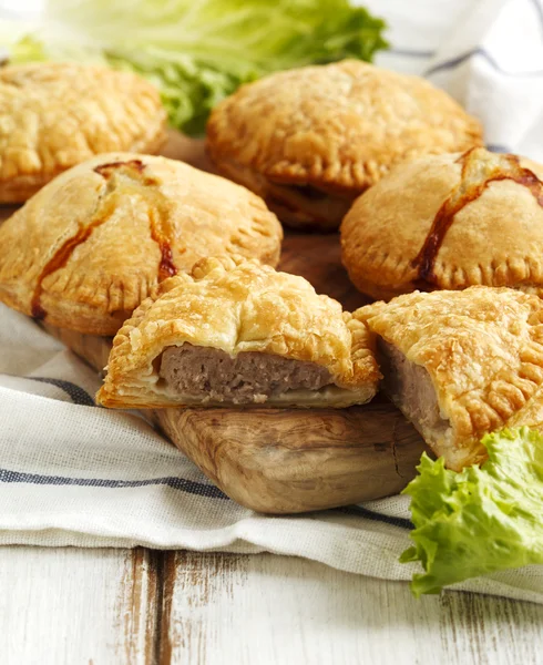 Pasteles de hojaldre con carne picada . — Foto de Stock