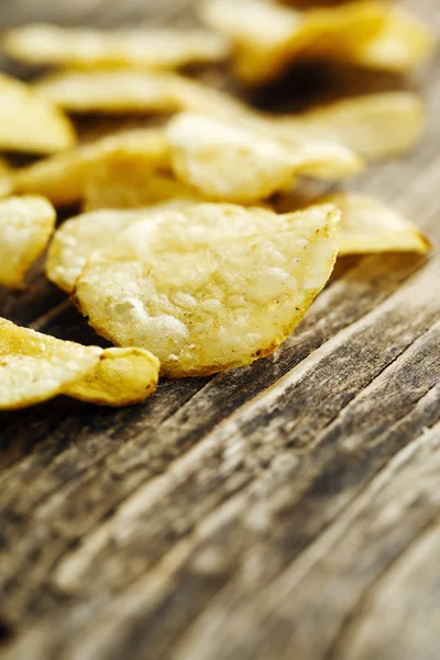 Papas fritas sobre fondo de madera — Foto de Stock