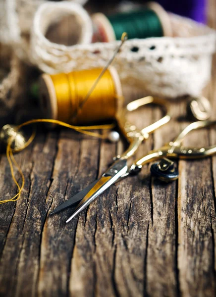 Hulpmiddelen voor handwerk, schroefdraad voor naaien, schaar, knoppen en veters — Stockfoto