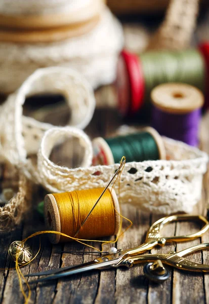Herramientas para costura, hilo de coser, tijeras, botones y cordones —  Fotos de Stock