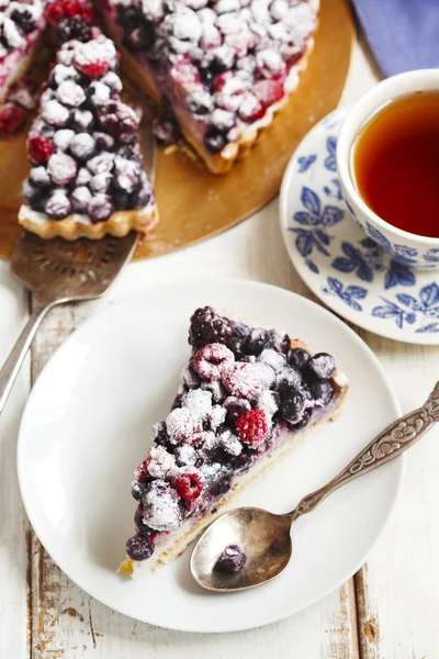 Bolo de bagas e xícara de chá — Fotografia de Stock