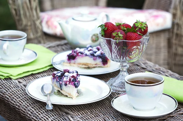 Té y pasteles en el jardín — Foto de Stock