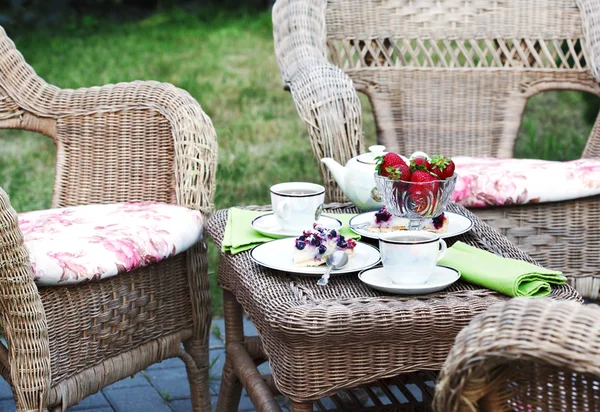 Čaj a koláč v zahradě — Stock fotografie