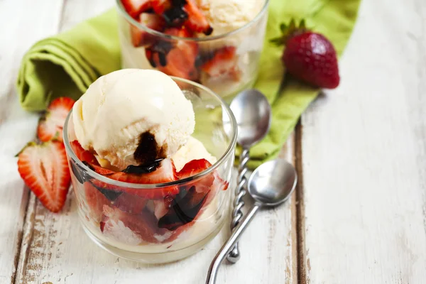 Vanilla ice cream with strawberries and balsamic sauce — Stock Photo, Image