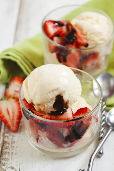 Vanilla ice cream with strawberries and balsamic sauce — Stock Photo, Image