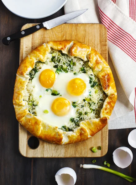 Kuchen mit Reis, grünen Zwiebeln und Ei. Galette — Stockfoto