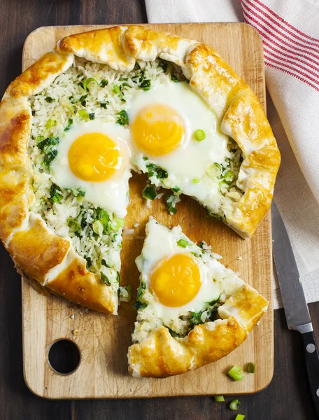 Torta con riso, cipolle verdi e uovo. Galette — Foto Stock