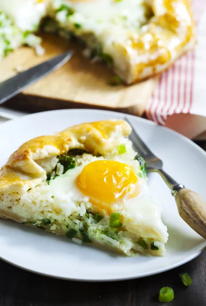 Torta con riso, cipolle verdi e uovo. Galette — Foto Stock