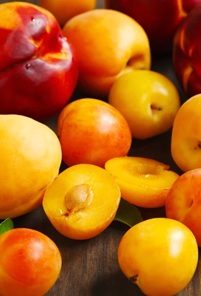 Frutas de piedra sobre fondo de madera . —  Fotos de Stock