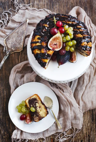 Csokoládé kávé torta díszített friss gyümölcsök — Stock Fotó