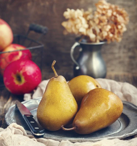 Fresh organic pears and apples — Stock Photo, Image