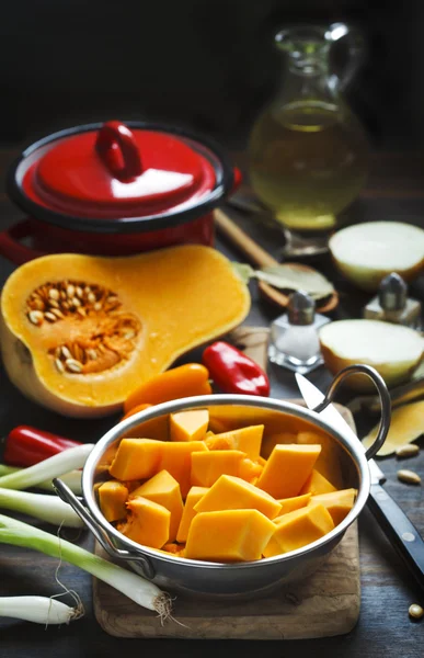 Preparazione di zucca, cipolle e peperoni dolci per la cottura — Foto Stock