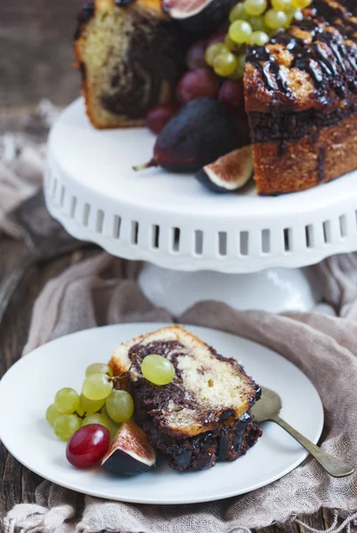 Chocolate coffee cake decorated fresh fruits — Stock Photo, Image