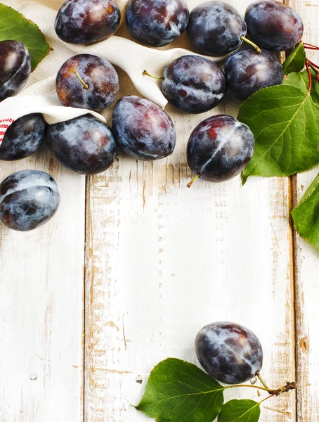 Fresh plums with leaves — Stock Photo, Image