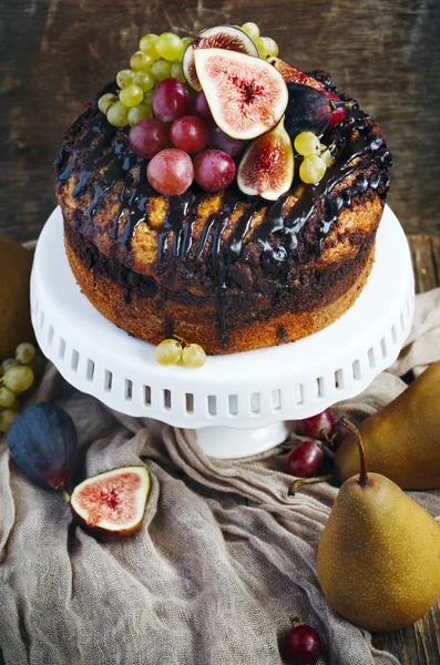 Chocolate coffee cake decorated fresh fruits — Stock Photo, Image