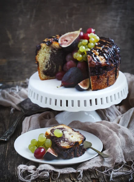 Chocolate coffee cake decorated fresh fruits — Stock Photo, Image