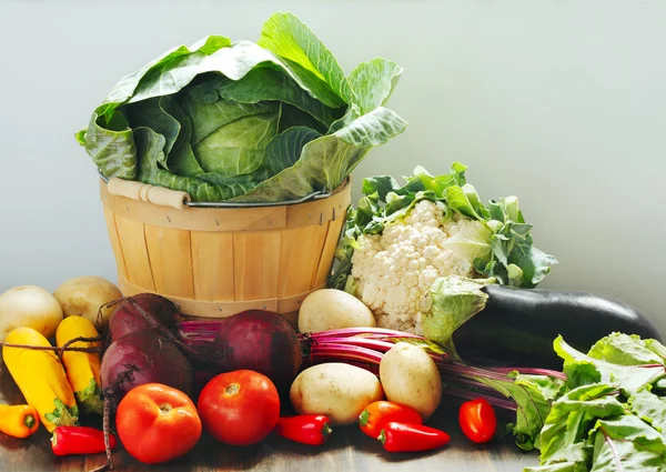 Friske høstgrønnsaker på trebord – stockfoto