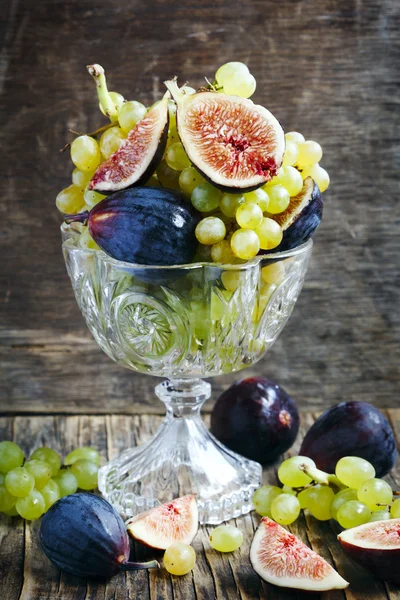 Raisins et figues frais en vase — Photo
