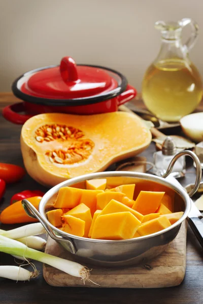 Preparación de calabaza, cebolla y pimientos dulces para cocinar —  Fotos de Stock
