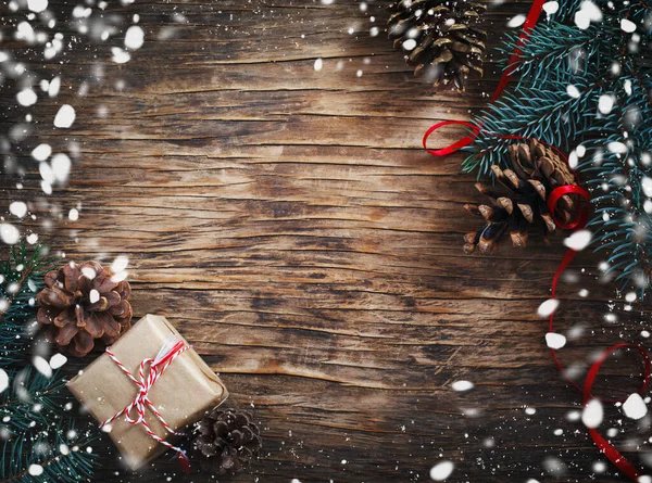 Χριστουγεννιάτικο Μπλε Έλατο Κουκουνάρια Και Δώρο Ξύλινο Φόντο Για Αντίγραφο — Φωτογραφία Αρχείου
