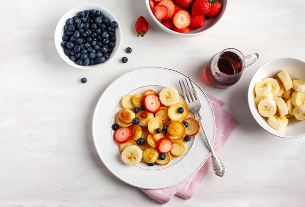 Comida Moda Cereal Panqueque Desayuno Casero Con Pequeños Panqueques Bayas — Foto de Stock